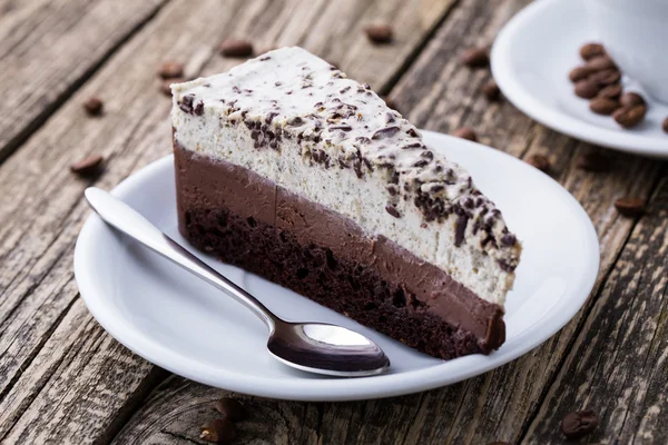 Chocolade dessert met een koffiekopje en koffie bonen op houten bac — Stockfoto