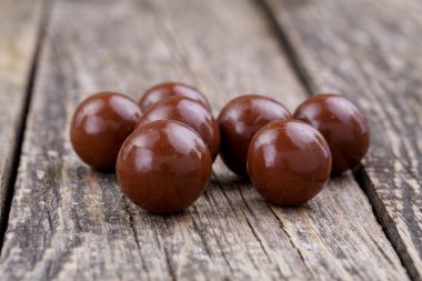 Beyaz arka planda çikolatalı şekerler.