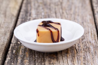 Beyaz bir arka plan üzerinde lezzetli toffees.