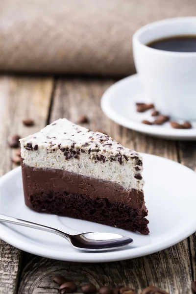 Dessert al cioccolato con tazza di caffè e chicchi di caffè su bac di legno — Foto Stock