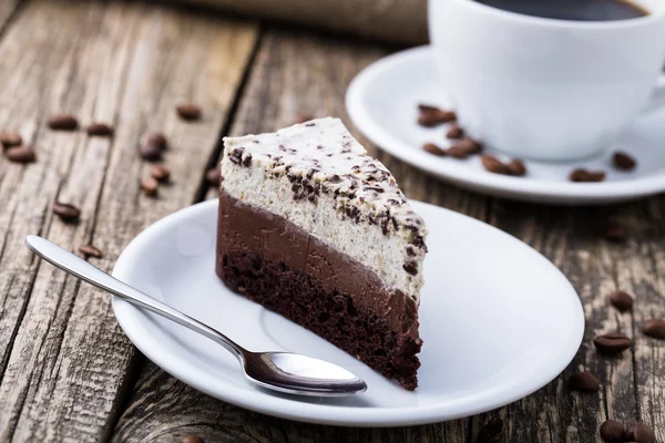 Chocolade dessert met een koffiekopje en koffie bonen op houten bac — Stockfoto