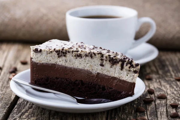 Postre de chocolate con taza de café y granos de café en bac de madera — Foto de Stock