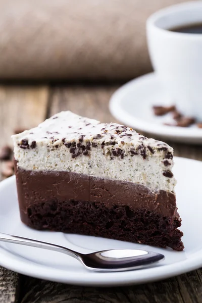 Dessert al cioccolato con tazza di caffè e chicchi di caffè su bac di legno — Foto Stock