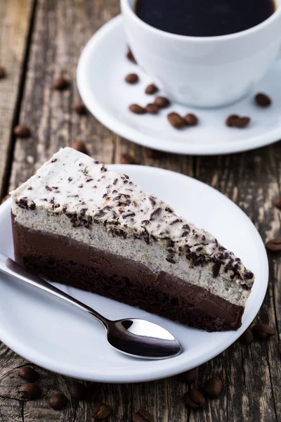 Postre de chocolate con taza de café y granos de café en bac de madera — Foto de Stock