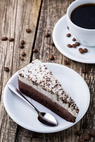 Postre de chocolate con taza de café y granos de café en bac de madera — Foto de Stock