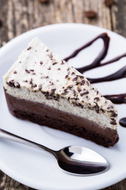 Çikolata tatlı kahve fincanı ve kahve çekirdekleri ahşap bac üzerinde