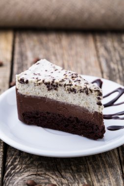 Çikolata tatlı kahve fincanı ve kahve çekirdekleri ahşap bac üzerinde