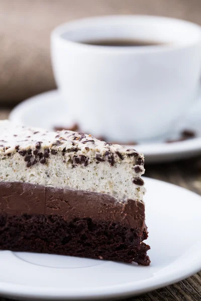 Dessert al cioccolato con tazza di caffè e chicchi di caffè su bac di legno — Foto Stock