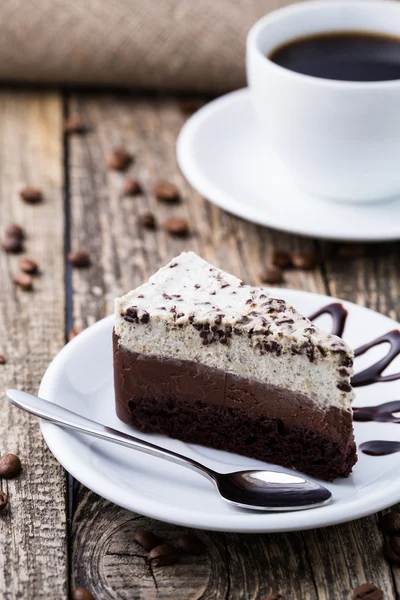 Postre de chocolate con taza de café y granos de café en bac de madera — Foto de Stock