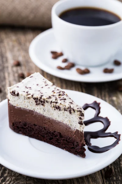 Chocolade dessert met een koffiekopje en koffie bonen op houten bac — Stockfoto