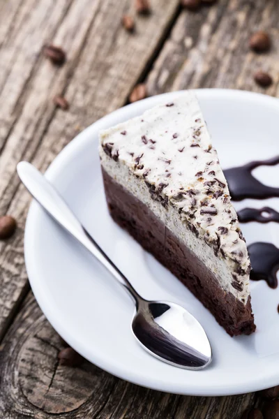 Chocolade dessert met een koffiekopje en koffie bonen op houten bac — Stockfoto