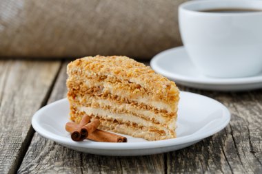 Ahşap arka plan üzerinde kahve ile lezzetli tatlım pasta.