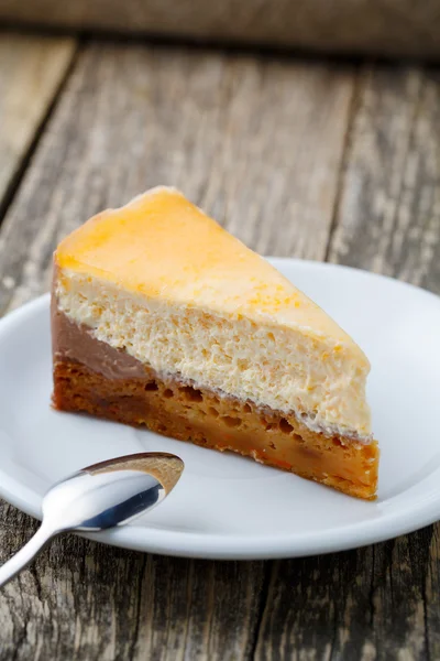 Dolce fetta di torta di carote su piatto bianco . — Foto Stock