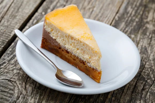 Сладкий кусочек морковного пирога на белой тарелке . — стоковое фото
