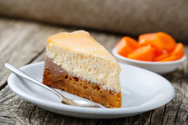 Dolce fetta di torta di carote su piatto bianco . — Foto Stock