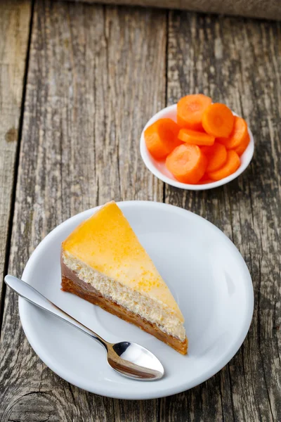 Dolce fetta di torta di carote su piatto bianco . — Foto Stock