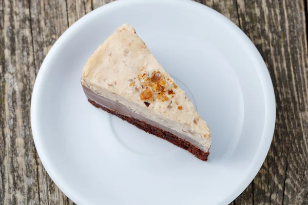 Gâteau aux noix savoureux sur fond en bois . — Photo