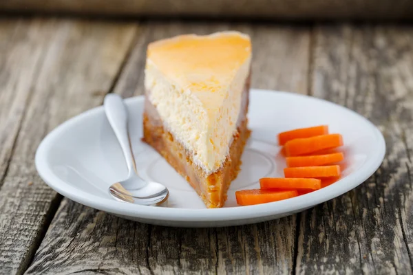 Dolce fetta di torta di carote su piatto bianco . — Foto Stock