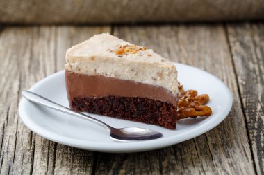 Lezzetli fındık pasta ahşap arka plan üzerinde.