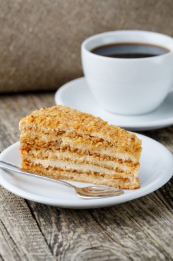 Ahşap arka plan üzerinde kahve ile lezzetli tatlım pasta.