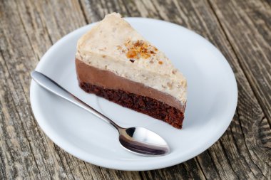 Lezzetli fındık pasta ahşap arka plan üzerinde.