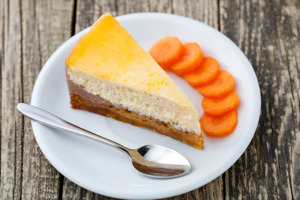 Dolce fetta di torta di carote su piatto bianco . — Foto Stock