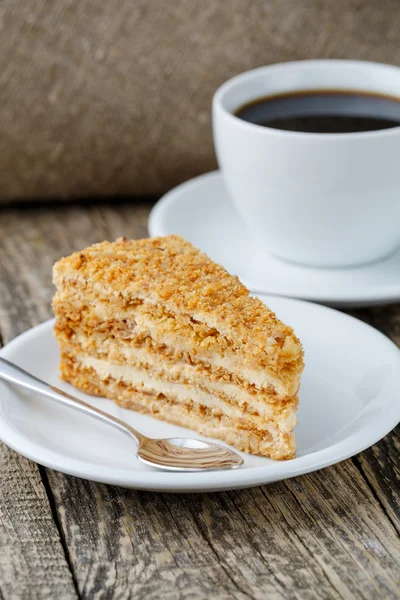 Ahşap arka plan üzerinde kahve ile lezzetli tatlım pasta.
