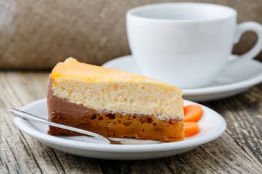 Kahve fincanı ile havuç pasta tatlı dilimi.