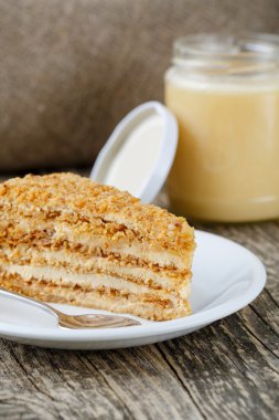 Kavanoz bal ile lezzetli tatlım pasta.