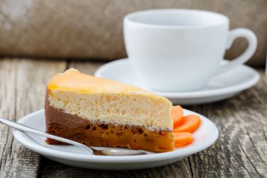 Kahve fincanı ile havuç pasta tatlı dilimi.