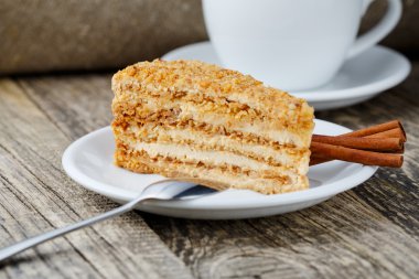 Ahşap arka plan üzerinde kahve ile lezzetli tatlım pasta.