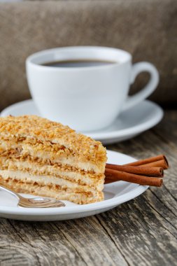 Ahşap arka plan üzerinde kahve ile lezzetli tatlım pasta.