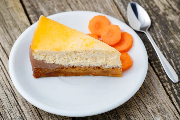 Dolce fetta di torta di carote su piatto bianco . — Foto Stock