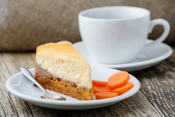 Dolce fetta di torta di carote con tazza di caffè . — Foto Stock