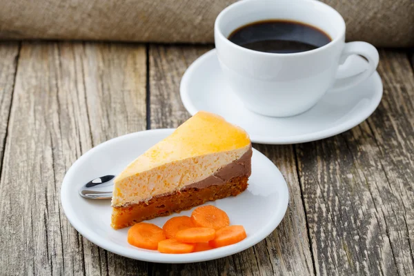 Süßes Stück Karottenkuchen mit Kaffeetasse. — Stockfoto