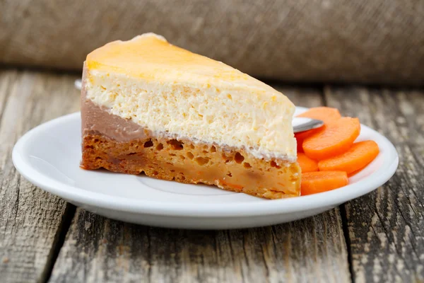 Dolce fetta di torta di carote su piatto bianco . — Foto Stock
