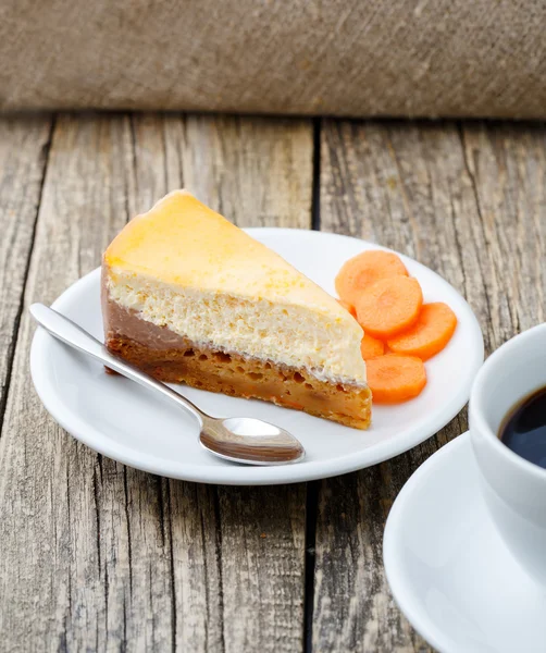 Сладкий кусочек морковного пирога с чашкой кофе . — стоковое фото