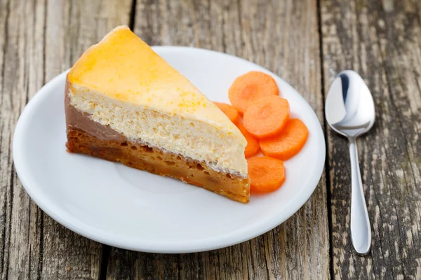 Dolce fetta di torta di carote su piatto bianco . — Foto Stock