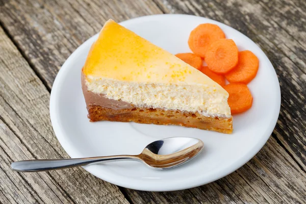 Dolce fetta di torta di carote su piatto bianco . — Foto Stock