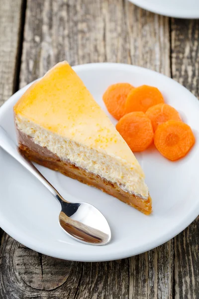 Dolce fetta di torta di carote su piatto bianco . — Foto Stock