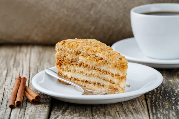 Вкусный медовый торт на деревянном фоне . — стоковое фото