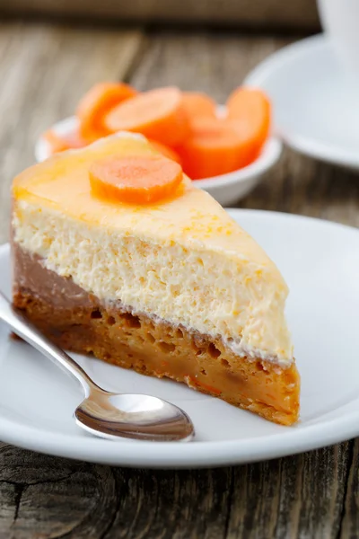 Dolce fetta di torta di carote su piatto bianco . — Foto Stock