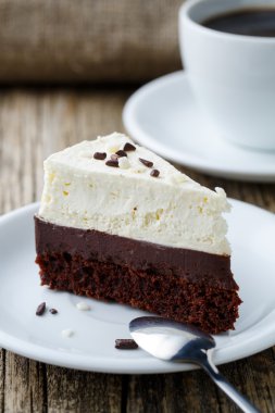 Vanilyalı cheesecake dilim ahşap arka plan üzerinde.