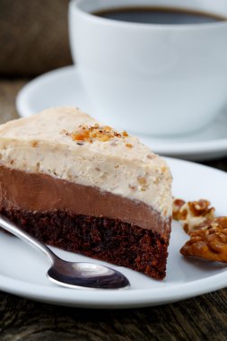 Ahşap arka plan üzerinde kahve ile lezzetli fındık pasta.