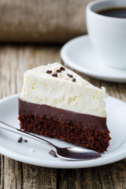 Vanilyalı cheesecake dilim ahşap arka plan üzerinde.