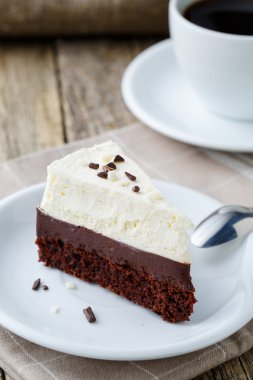 Vanilyalı cheesecake dilim ahşap arka plan üzerinde.