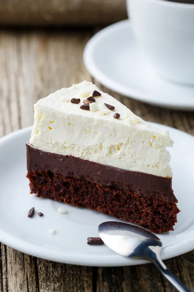 Vanilla cheesecake slice on wooden background. — Stock Photo, Image