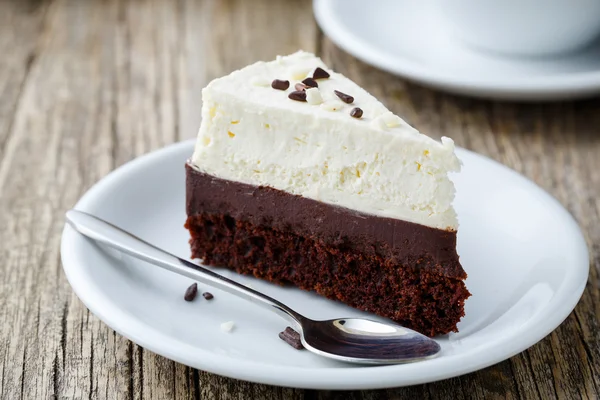 Tarta de queso vainilla rebanada sobre fondo de madera . — Foto de Stock