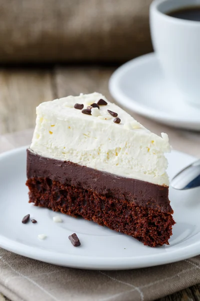 Tarta de queso vainilla rebanada sobre fondo de madera . — Foto de Stock