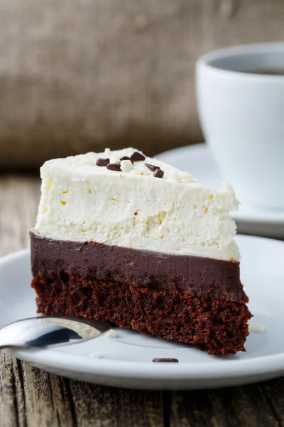Vanille cheesecake slice op houten achtergrond. — Stockfoto